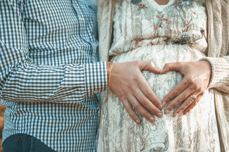 foto estudio embarazo en pareja