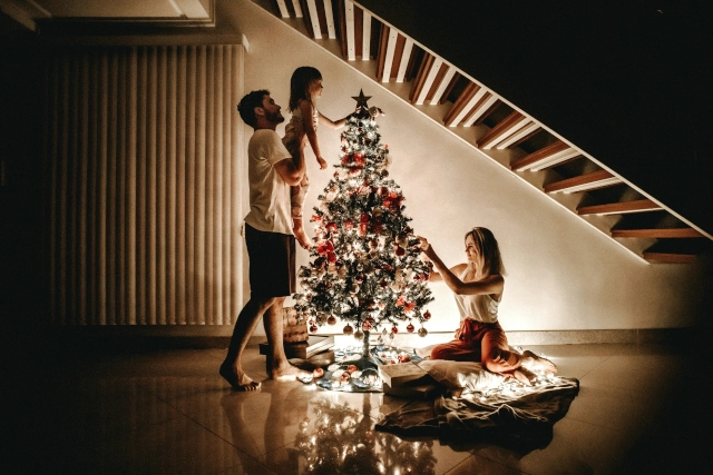 familia en arbol de navidad