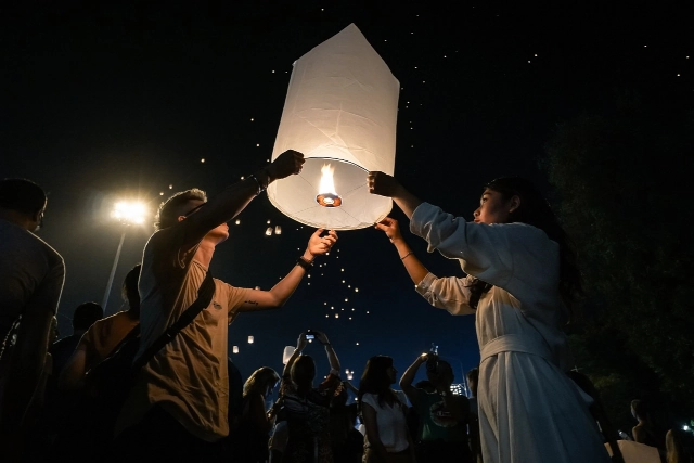 pareja elevando globo en navidad